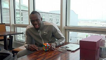 Ο Γιουσέιν Μπολτ προσπαθεί να λύσει τον κύβο του ρούμπικ και τα σπάει… κυριολεκτικά! (vid)