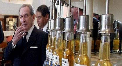 Ο δισεκατομμυριούχος ιδιοκτήτης της Corona beer, έκανε όλους στο χωριό του εκατομμυριούχους