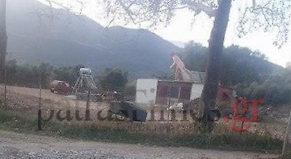 «Ψυχώ» στην Πάτρα με μια κρεμασμένη κούκλα και ένα φέρετρο