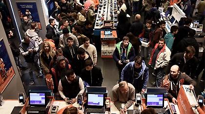 Πανζουρλισμός στην ελληνική πρεμιέρα της «Black Friday»