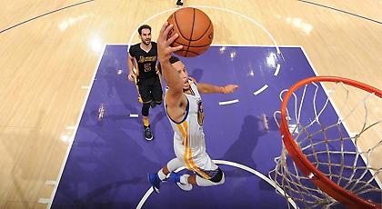 Ο Κάρι αυτο-τρολάρεται