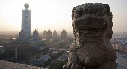 Το μυστηριώδες και πάμπλουτο χωριό της Κίνας όπου βασιλεύει ο σοσιαλισμός