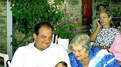 Στη Μύκονο ο Κώστας Καραμανλής για την τελευταία επιθυμία της μητέρας του