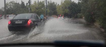 Σοβαρά προβλήματα από τη βροχή στην Αττική - Πλημμύρες και εγκλωβισμοί σε ΙΧ