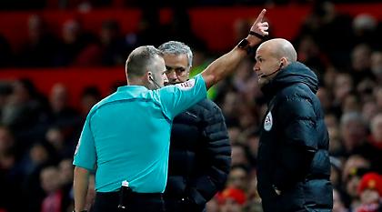 Έξαλλος ο Μουρίνιο: Κλώτσαγε μπουκάλια στον πάγκο και αποβλήθηκε (video)