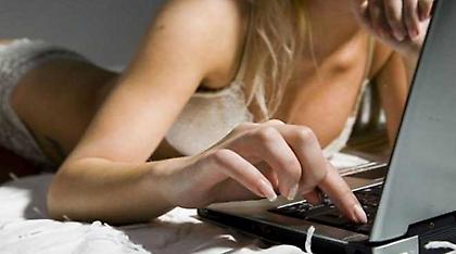 Έρευνα για την απιστία μέσω διαδικτύου: Οι γυναίκες «ψάχνονται» περισσότερο από τους άντρες