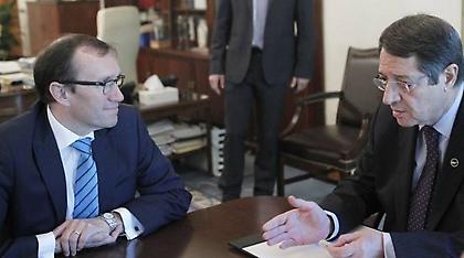 Κυπριακό: Κινητικότητα και επαφές για επανέναρξη των συνομιλιών