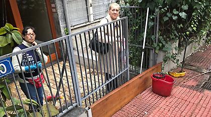 Στο Κολωνάκι βάζουν ξύλα στις πόρτες για να κρατήσουν έξω τα νερά