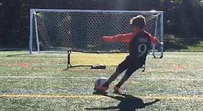 Αυτός ο 8χρονος στέλνει την μπάλα ΟΠΟΥ θέλει! (video)