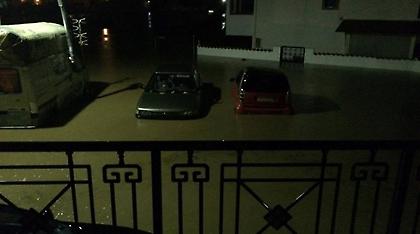 Θεομηνία στη Λέσβο: Xαλάζι, πλημμυρισμένα σπίτια και «φουσκωμένα» ποτάμια