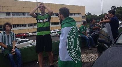 Οδύνη: Φίλαθλοι της Σαπεκοένσε θρηνούν στο γήπεδο της ομάδας (pics)