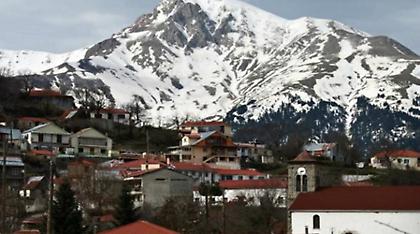 Έπεσαν τα πρώτα χιόνια και στο Καρπενήσι - Ετοιμοπόλεμες οι Περιφέρειες