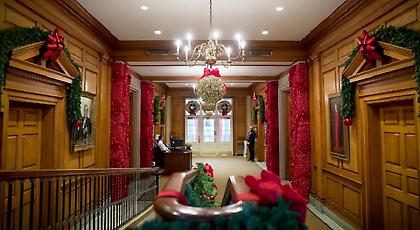 Η απίθανη χριστουγεννιάτικη διακόσμηση του Λευκού Οίκου: 63 δέντρα, 65.000 στολίδια (pics)