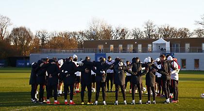 Διάψευση Παρί για τα 40 εκατ. ευρώ στη Σαπεκοένσε, ενός λεπτού σιγή στην προπόνηση των Γάλλων...