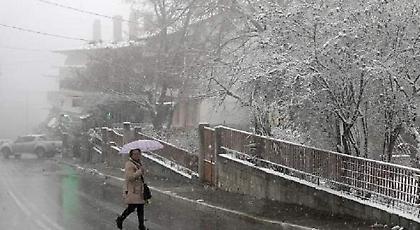 Χιονίζει στην Θεσσαλονίκη -Σε ποιες περιοχές χρειάζονται αντιολισθητικές αλυσίδες