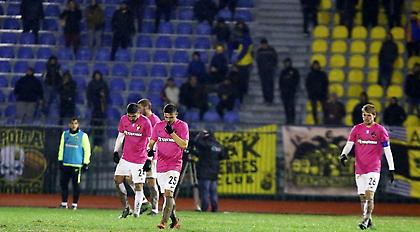 Έντονη γιούχα για ΑΕΚ στην Καρδίτσα: «Ροζ φανέλα φοράνε στα μπ****έλα»