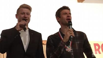 Ο Τόμας Μίλερ τραγουδά «Άγια Νύχτα» -με όχι μεγάλη επιτυχία (video)