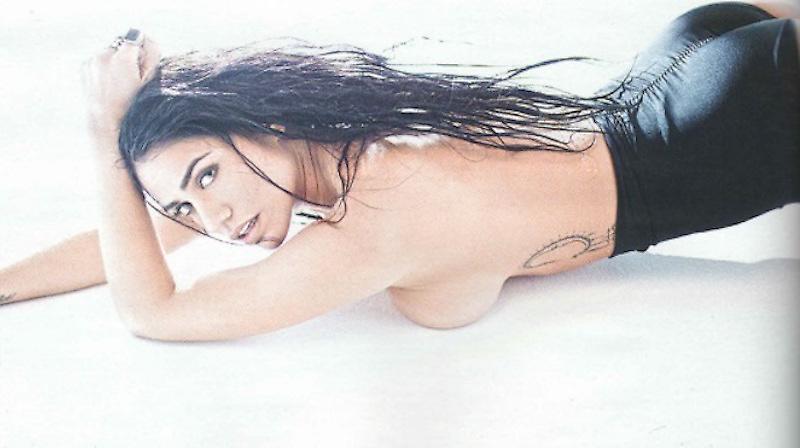 Νέο χτύπημα από την κόρη του ΛεΠα: Στο κρεβάτι με δαντελένια εσώρουχα (pic)