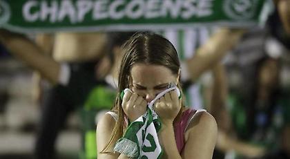 Ρίγος: Ο θρήνος των οπαδών της Σαπεκοένσε στο γήπεδο (pics/video)