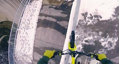 Κόβει την ανάσα: Ακροβατεί με το ποδήλατο στο χείλος του γκρεμού (video)