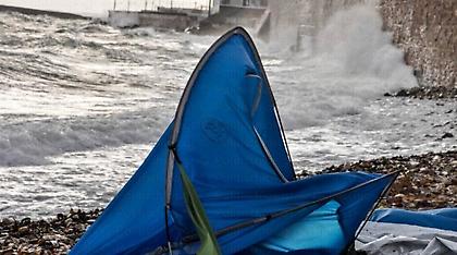 Ο αέρας πήρε και σήκωσε -κυριολεκτικά- τον καταυλισμό στη Σούδα (video)