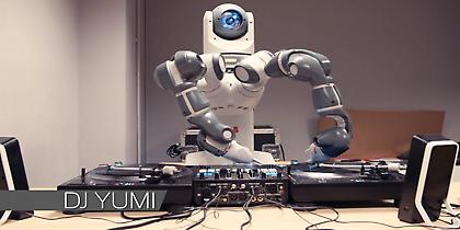 Ρομπότ παίζει μουσική στην παρουσίαση του νέου Ford Fiesta (video)