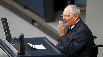 Σόιμπλε: Επικοινωνία με εκπροσώπους της Ευρωζώνης, του ΔΝΤ και της ΕΚΤ για το χρέος