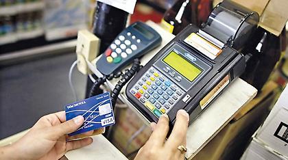 Δείτε τι αλλάζει στο νομοσχέδιο για το πλαστικό χρήμα