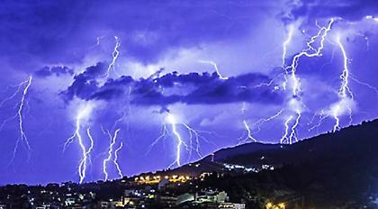 Ο χορός των κεραυνών στη Σάμο: Εκπληκτικό θέαμα από την καταιγίδα στο νησί