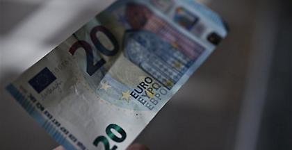 Τραπεζική υπάλληλος κατηγορείται ότι «έβαζε χέρι» στις καταθέσεις πελατών