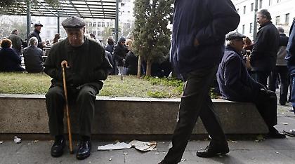 Νέο «μαχαίρι» 50% στο ΕΚΑΣ πριν τα Χριστούγεννα για 240.000 συνταξιούχους