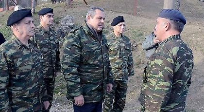 Ο Καμμένος με ρούχα παραλλαγής διανυκτέρευσε σε φυλάκιο στα σύνορα της Αλβανίας