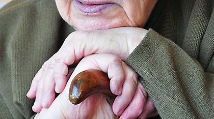 Απατεώνες έπεισαν ηλικιωμένη να... κρεμάσει στην αυλόπορτα 18.000 ευρώ!