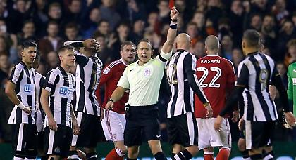 Ημίχρονο βγαλμένο από ταινία επιστημονικής φαντασίας στο Νότιγχαμ-Νιούκαστλ! (videos)