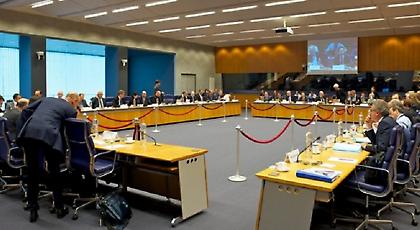 Νέα μέτρα ζητά το ΔΝΤ, στην ατμόσφαιρα άρωμα εκλογών