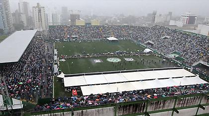 Συγκλονιστικές εικόνες: 100.000 ψυχές αποχαιρέτησαν τους νεκρούς της Σαπεκοένσε!