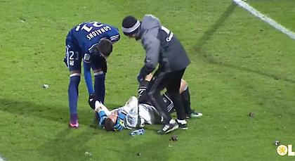 Τραυματίστηκε από κροτίδες ο τερματοφύλακας της Λιόν! (video)