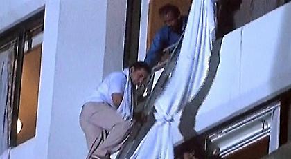 Τραγικές εικόνες με πελάτες εγκλωβισμένους μέσα σε φλεγόμενο ξενοδοχείο στο Πακιστάν