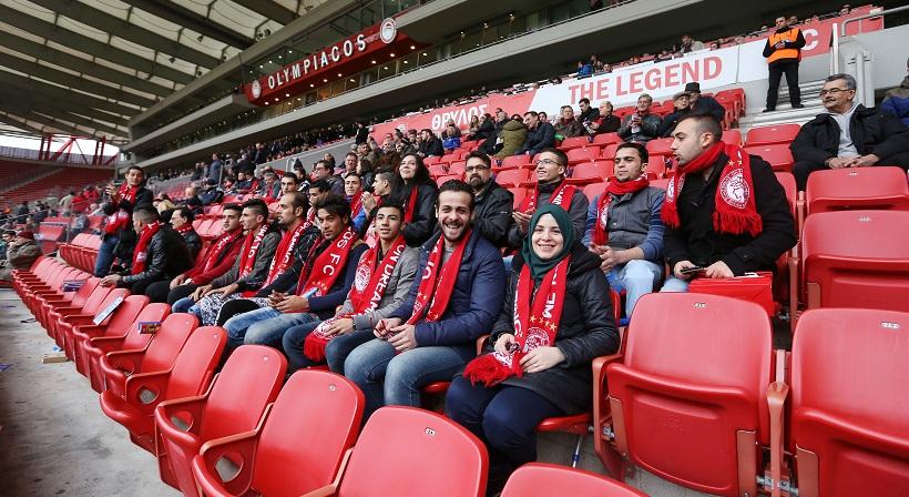 Έτσι υποδέχτηκε τους πρόσφυγες στο «Γ. Καραϊσκάκης» ο Ολυμπιακός (video)