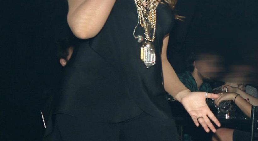 Πασίγνωστη Ελληνίδα τραγουδίστρια σοκάρει: «Έχω δώσει 30 εκατομμύρια για ένα φουστάνι»
