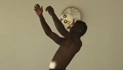 Ο Μπαλοτέλι έκανε το σαλόνι του γήπεδο! (video)