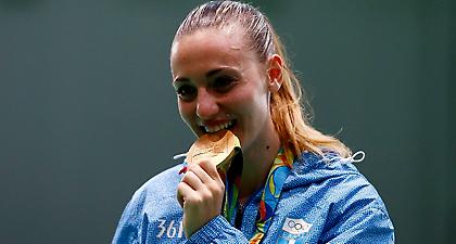 Η Άννα Κορακάκη στόλισε το χριστουγεννιάτικο δέντρο με τα μετάλλιά της! (pic)