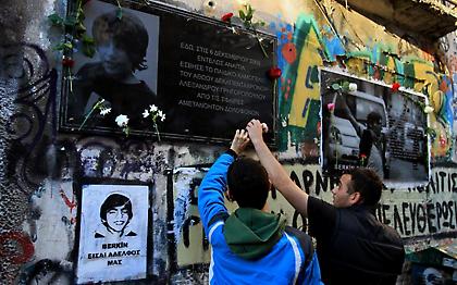 Ένταση στη συγκέντρωση στη μνήμη Γρηγορόπουλου - Κλείνουν οι σταθμοί σε Σύνταγμα και Πανεπιστήμιο