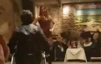 Ανατριχίλα: Λεβέντης Κρητικός χορεύει σούστα την ντάμα του από το αναπηρικό καροτσάκι (video)