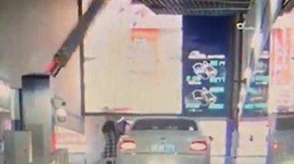 Γυναίκα οδηγός δεν έβαλε χειρόφρενο και κατέστρεψε Bentley αξίας 178.000 ευρώ (video)