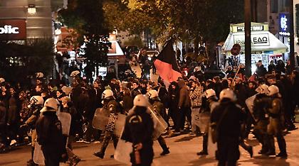 Επεισόδια στα Εξάρχεια - Φωτιές, μολότοφ και οδοφράγματα στους δρόμους γύρω από το Πολυτεχνείο