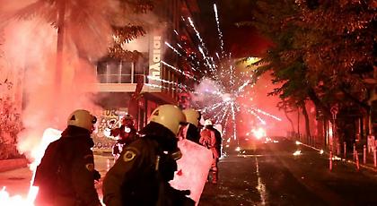 Με αμείωτη ένταση συνεχίζονται οι συγκρούσεις στα Εξάρχεια