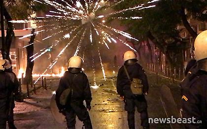 Έριχναν πυροτεχνήματα και φώναζαν «να μας ζήσουν» (video)