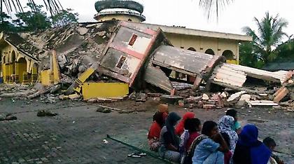 Ινδονησία: Τουλάχιστον 25 νεκροί - ανάμεσα τους και επτά παιδιά - από σεισμό 6,5 Ρίχτερ