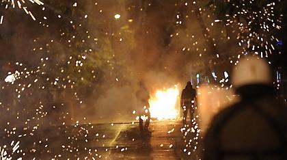 Τα Εξάρχεια πήραν πάλι φωτιά και η Αστυνομία στο ίδιο έργο... θεατής